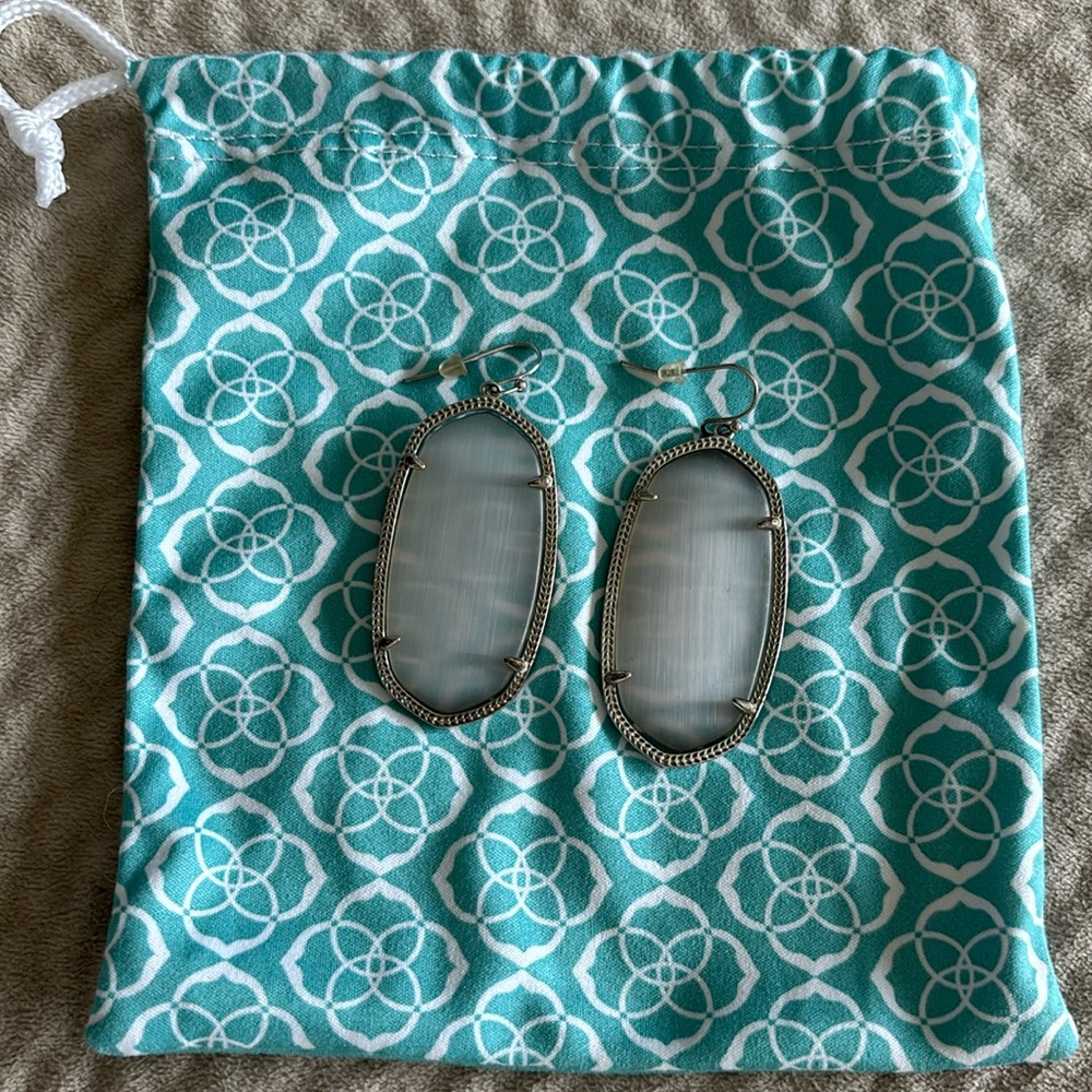 LIKE NEW Kendra Scott Earrings